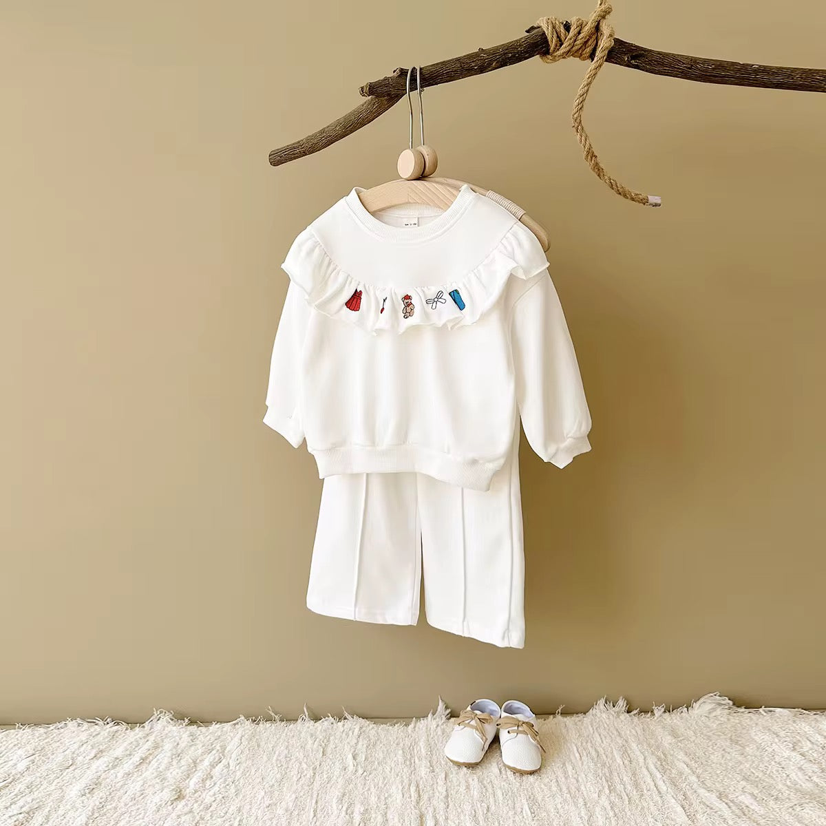 embroidery flounce 2-piece baby set cream front view
